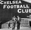 Ted Drake, speler van Arsenal, trainer van Chelsea met een journalist.