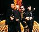 VOOR ALLE FANS VAN U2!!!! 
 
U2 is een Ierse rockband met Bono (Paul David Hewson), zang en gitaar, The Edge (David Howell Evans) op gitaar, piano, zang en soms de bas, Adam Clayton op...